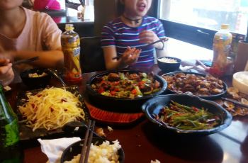 最新石鍋菜主題餐廳，勵(lì)志美食盛宴，融合自信、成就與味蕾享受